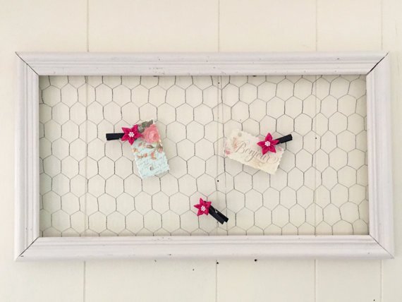 Great tutorial on making your own wire hanging photo frame for under $15! DIY craft for displaying Christmas cards, postcards, or other memos.