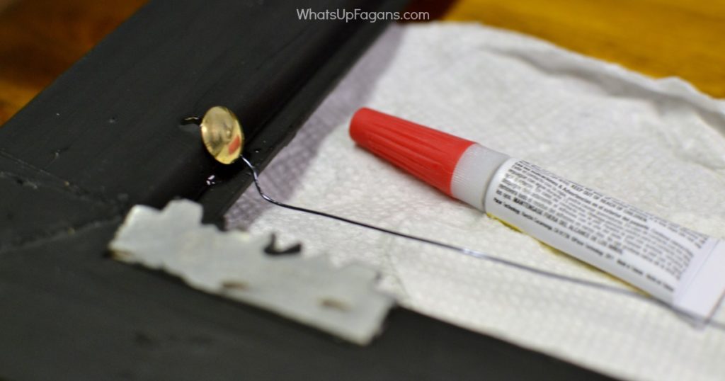 Great tutorial on making your own wire hanging photo frame for under $15! DIY craft for displaying Christmas cards, postcards, or other memos. 