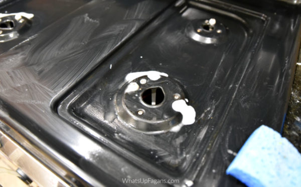 How to Efficiently Clean Gas Stove Tops, Burners, and Grates